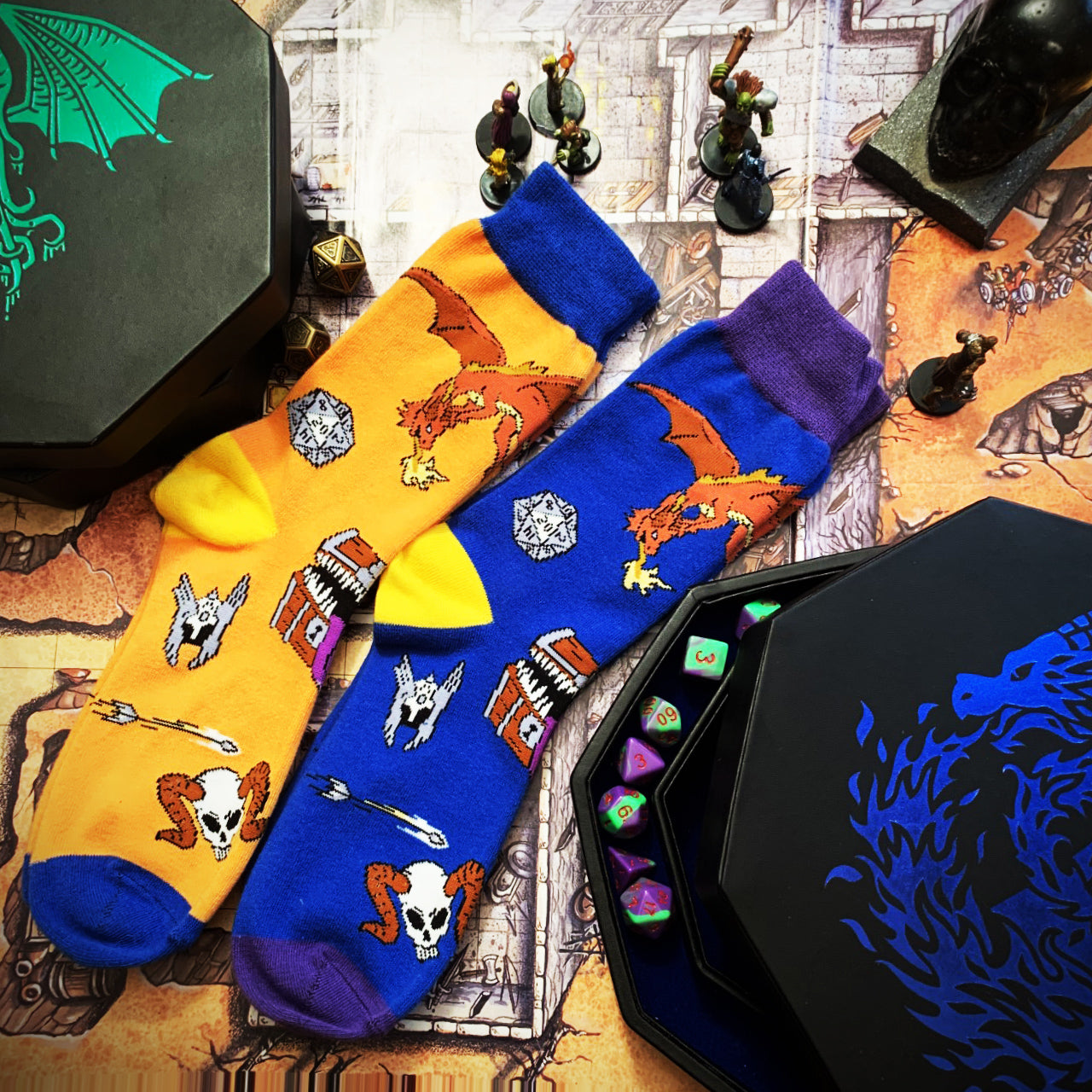 2 Pairs of Dungeons and Dragons DND Crew Socks Blue and Orange US Size 8 - 12 (EU 41-45)